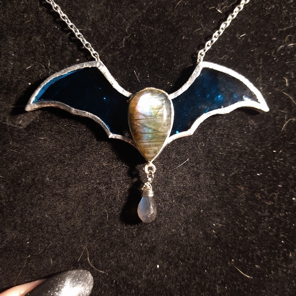 Stained glass bat labradorite necklace - Picture 4 of 4